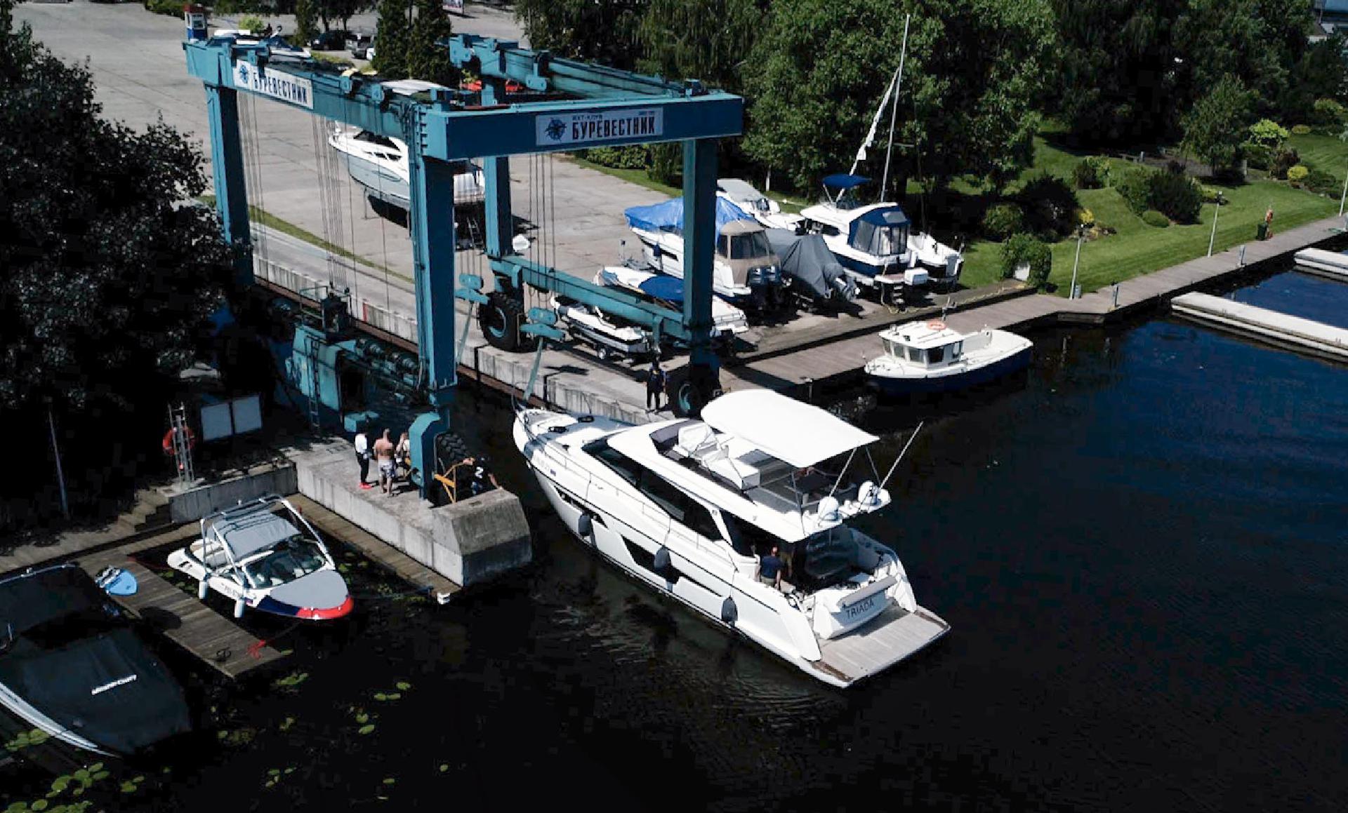 В яхт-клубе "Буревестник" спущены на воду две 50 футовые Ferretti Yachts 450 и Ferretti Yachts 500